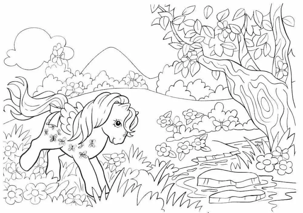 Kolorowanka My Little Pony kucyk ozdobiony motylkami idzie przez łąkę pełną kwiatów