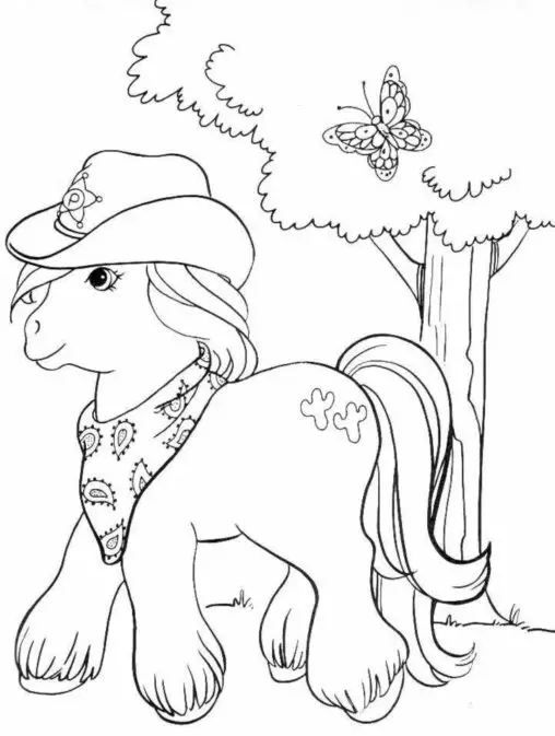 Kolorowanka My Little Pony kucyk w stroju kowboja z kapeluszem stoi pod drzewem obok motylka