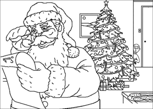 Kolorowanka Święty Mikołaj sprawdza listę prezentów stojąc w domu przy choince i talerzu z ciasteczkami, a zza rogu wychyla się zdziwione dziecko
