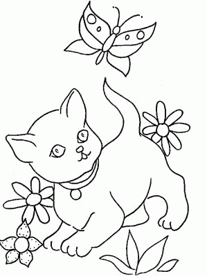Kolorowanka kot mały z dzwoneczkiem na szyi goni uciekającego z kwiatków motyla