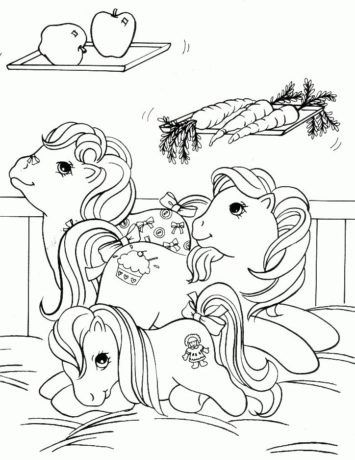 Kolorowanka kucyki pony leżą na łóżku i patrzą się na marchewkę i jabłka na tacy nad głowami