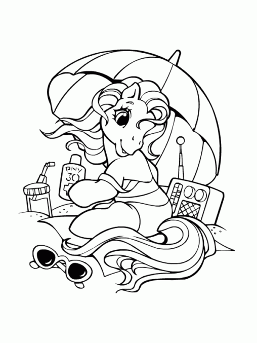 Kolorowanka kucyki Pony siedzi na kocu na plaży pod parasolem obok radia i smaruje się kremem