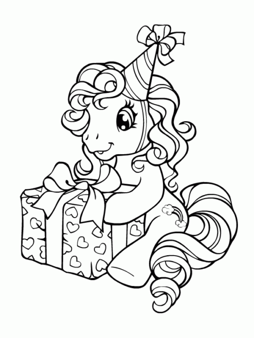 Kolorowanka kucyki Pony siedzi z urodzinową czapką na głowie i rozpakowuje prezent owinięty kokardką