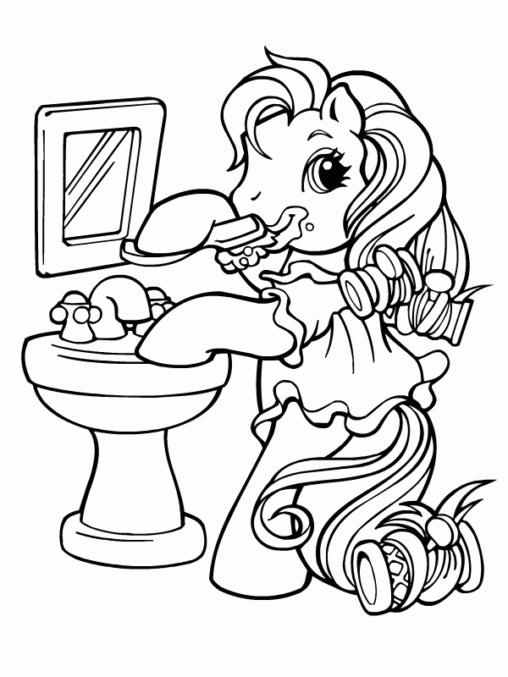 Kolorowanka kucyki Pony stoi w łazience przy umywalce i myje zęby szczoteczką robiąc dużą pianę