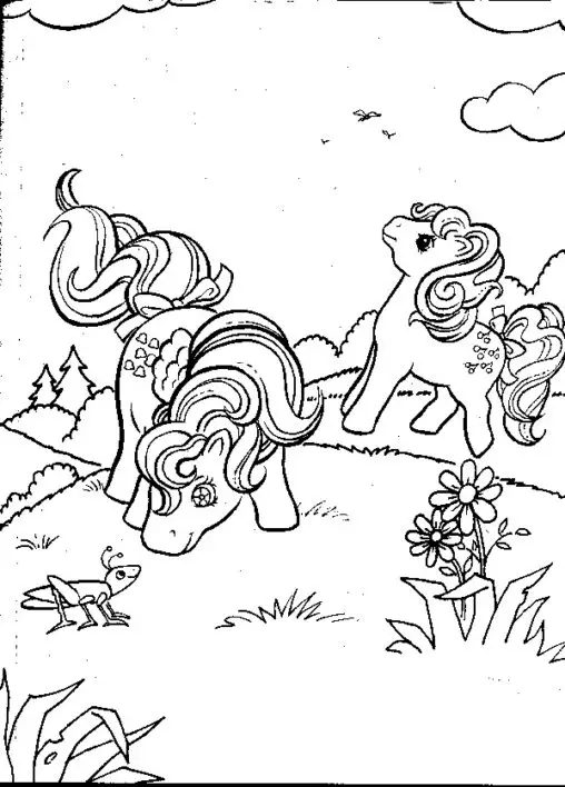 Kolorowanka kucyki Pony stoją na łące i bawią się ze świerszczem i ptakami