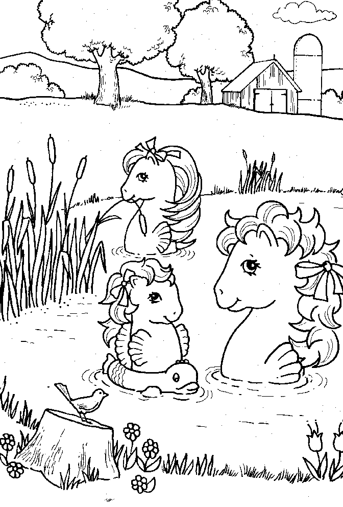 Kolorowanka kucyki pony stoją w wodzie kąpiąc się obok wioski ze stodołą