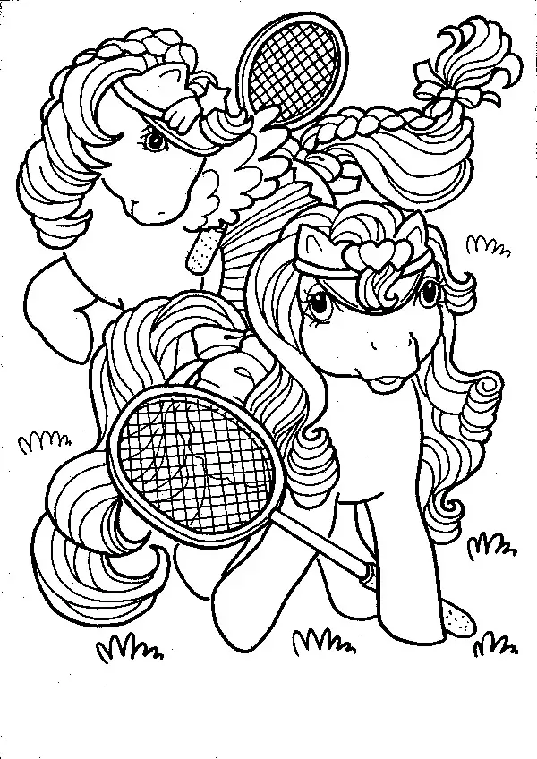 Kolorowanka kucyki pony z długimi włosami stoją z poletkami do tenisa