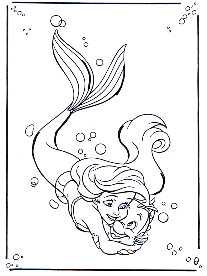 Kolorowanka syrenka Arielka płynie pod wodą wokół bąbelków trzymając w ramionach czule rybę