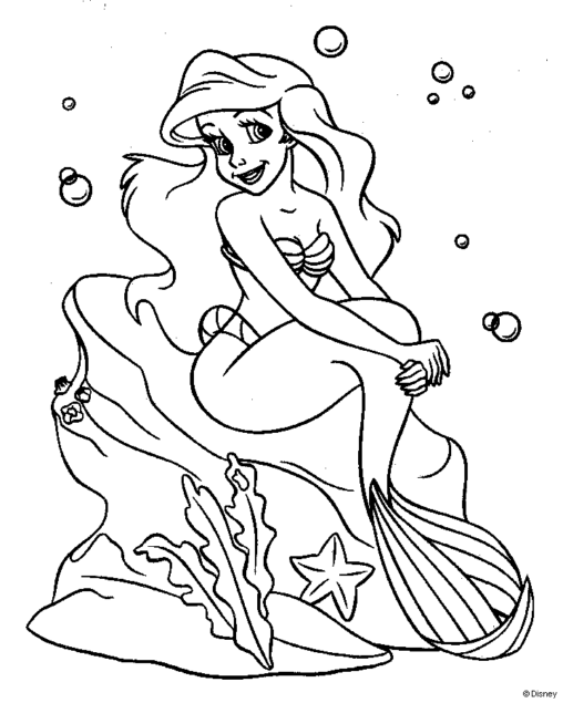 Kolorowanka syrenka Arielka siedzi na dużym głazie pod wodą obok rozgwiazdy wokół bąbelków