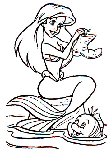 Kolorowanka syrenka Arielka siedzi na powierzchni na skale i trzyma dużego buta obok ryby