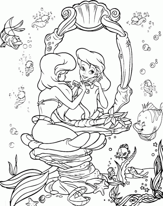 Kolorowanka syrenka Arielka siedzi przed ozdobnym lustrem i czesze się wśród ryb i koników morskich