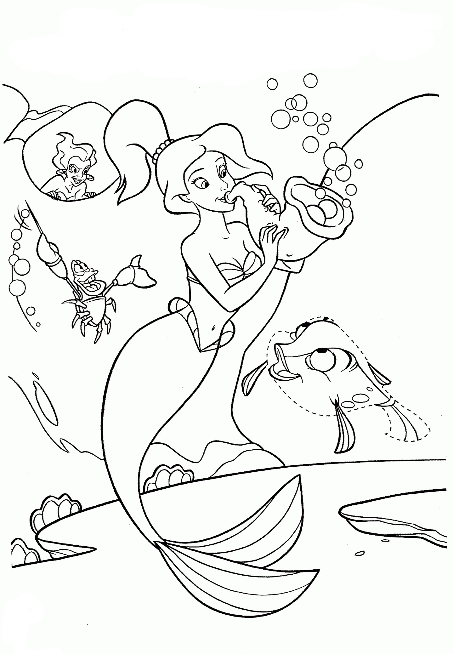 Kolorowanka syrenka Marina przygląda się grającej na muszli syrenie obok ryb i krabów