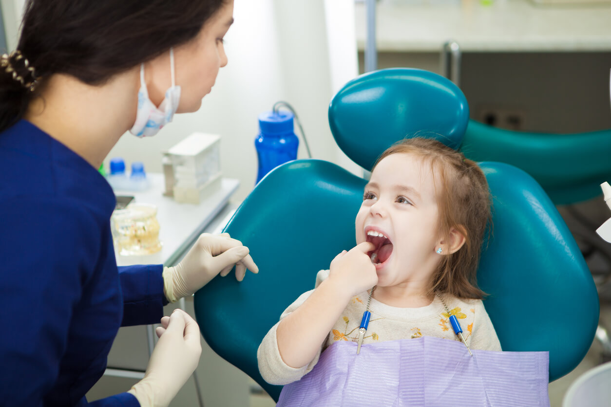 dziecko u dentysty na fluoryzacji zębów